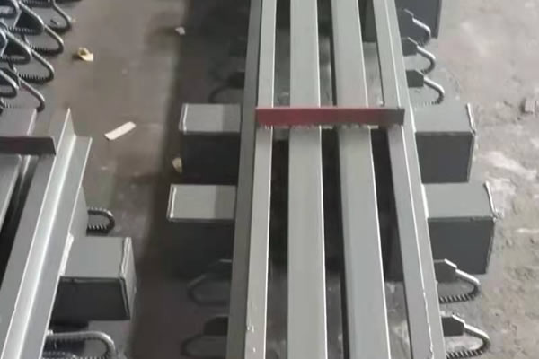 橋梁伸縮縫安裝會(huì)出現(xiàn)哪些問題